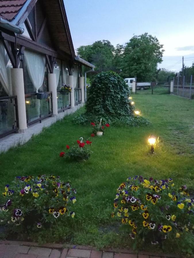 Bed and Breakfast Neon2 - Vendeghaz Orosháza Zewnętrze zdjęcie